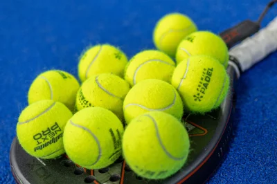 Como escolher uma bola de padel: guia para encontrar o modelo certo