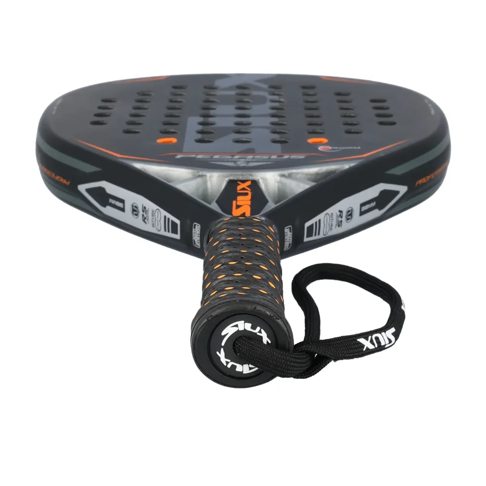 A Siux Pegasus Revolution 3K 2023 é uma raquete profissional de padel com revestimento em carbono 3K para golpes potentes e - imagem 3