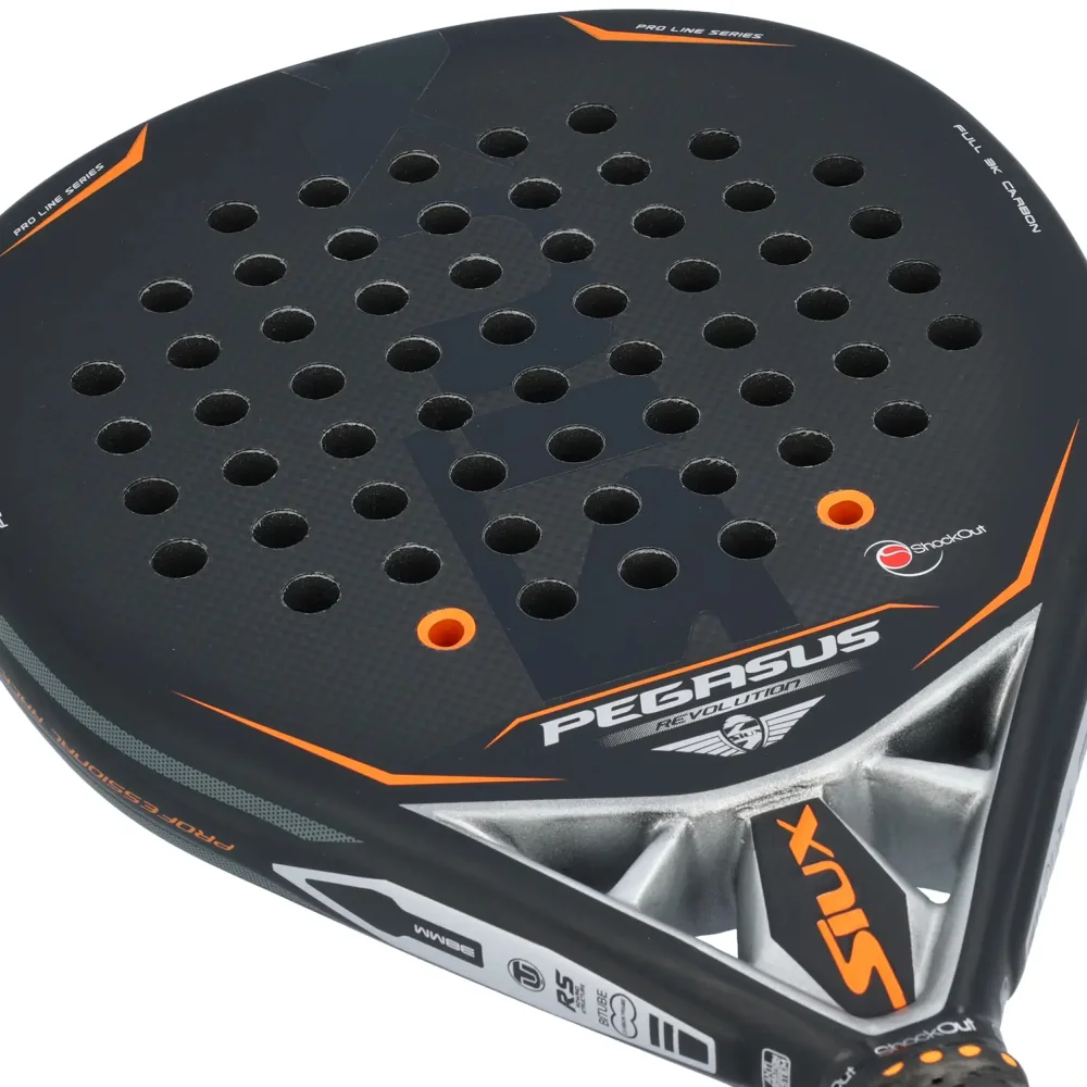 A Siux Pegasus Revolution 3K 2023 é uma raquete profissional de padel com revestimento em carbono 3K para golpes potentes e - imagem 5